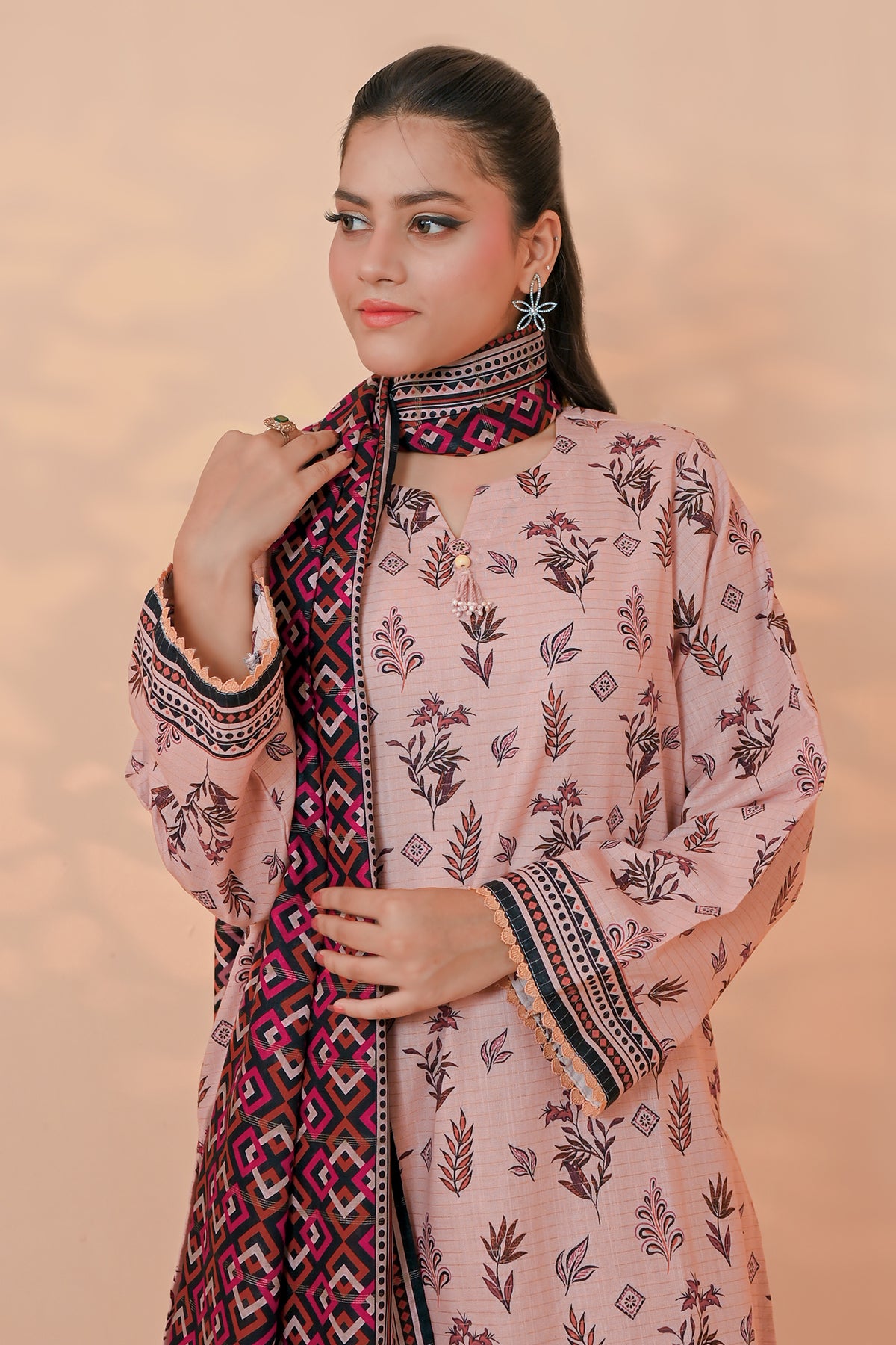 Rose pink unstitched 3 Pcs Khaddar suit for women with off-white rose floral shawl
