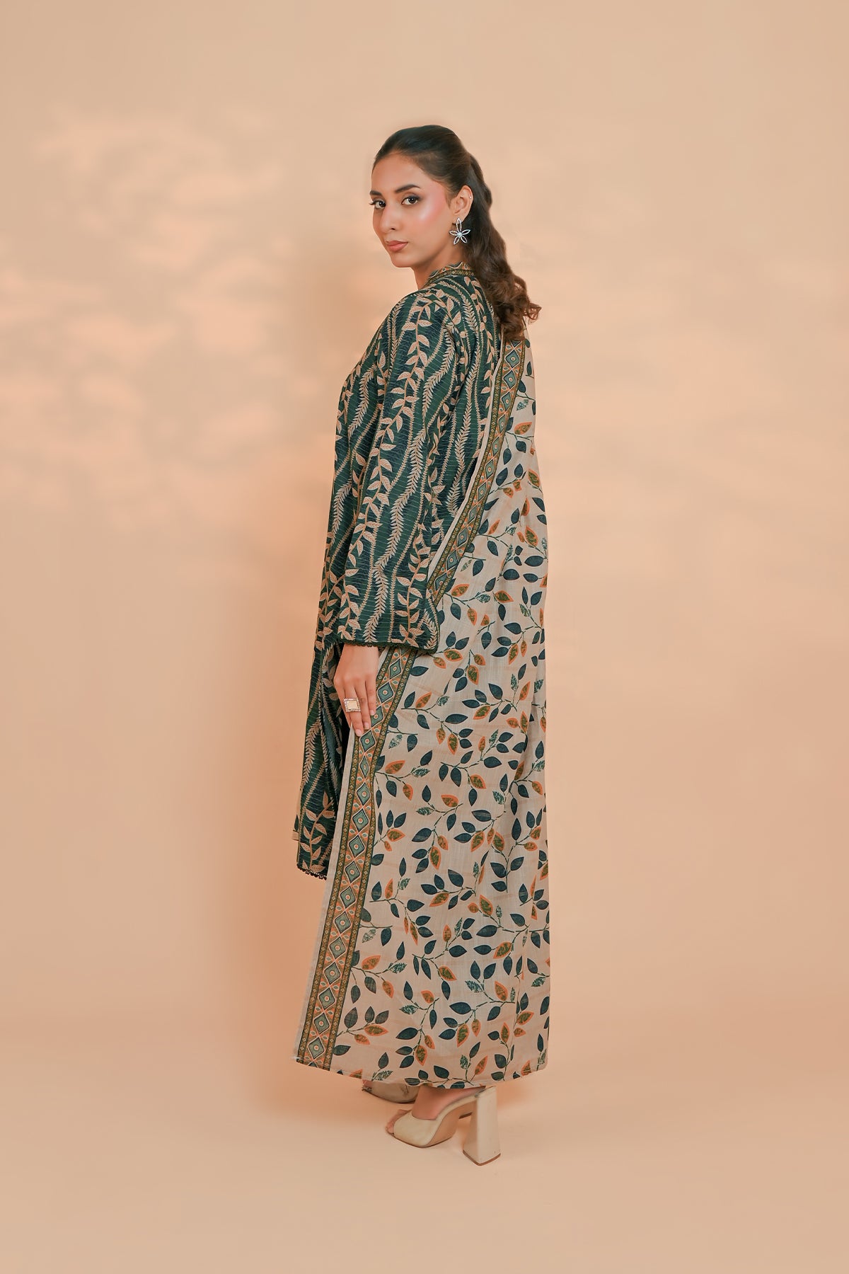 Pine green unstitched 3 Pcs Khaddar suit for women with beige foliage printed shawl